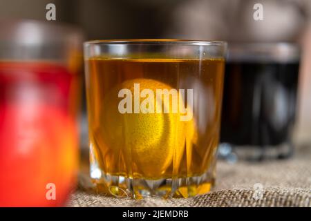 Ostereier werden in einem Glas gefärbt Stockfoto