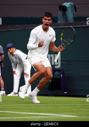 London, 27. Juni 2022 - der Spanier Carlos Alcarraz reagiert, nachdem er heute in Wimbledon einen Punkt gegen Jan-Leonard STRUFF bei seinem Eröffnungsspiel auf dem Court Number One gewonnen hat. Quelle: Adam Stoltman/Alamy Live News Stockfoto