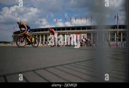 Berlin, Deutschland. 26.. Juni 2022. Feature, Radgruppe vor dem Olympiastadion, Triathlon Deutsche Meisterschaften Sprintdistanz der Elite-Männer, am 26.. Juni 2022 in Berlin Â Credit: dpa/Alamy Live News Stockfoto