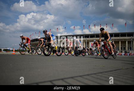 Berlin, Deutschland. 26.. Juni 2022. Feature, Radgruppe vor dem Olympiastadion, Triathlon Deutsche Meisterschaften Sprintdistanz der Elite-Männer, am 26.. Juni 2022 in Berlin Â Credit: dpa/Alamy Live News Stockfoto