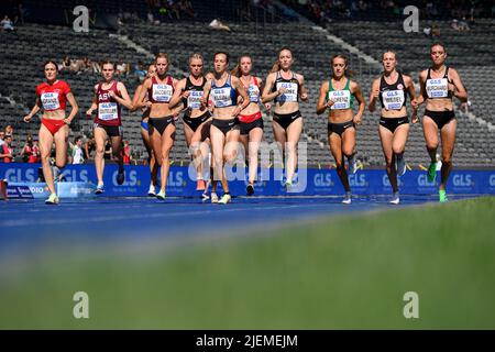 Berlin, Deutschland. 26.. Juni 2022. Funktion, Gruppe, Feld, Läufer, Aktion, Darunter mit der Siegerin Hanna KLEIN (LAV Stadtwerke Tübingen/ 1.. Platz) Finale 1500m Frauen auf 26.06.2022 Deutsche Leichtathletik-Meisterschaften 2022, ab 25,06. - 06/26/2022 in Berlin. ÃÂ Credit: dpa/Alamy Live News Stockfoto