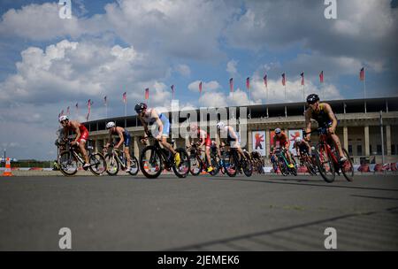 Berlin, Deutschland. 26.. Juni 2022. Feature, Radgruppe vor dem Olympiastadion, Triathlon Deutsche Meisterschaften Sprintdistanz der Elite-Männer, am 26.. Juni 2022 in Berlin Â Credit: dpa/Alamy Live News Stockfoto