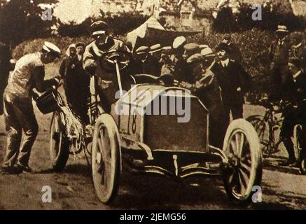 Ein seltenes altes Foto vom Gordon Bennett-Pokalrennen 1903 in Irland - in den "Gruben" kühlen die Teilnehmer ein überhitztes Fahrzeug mit einem Eimer Wasser ab. Es wird gesagt, dass die Briten als Zugeständnis an Irland (weil Rennsport auf britischen öffentlichen Straßen illegal war) Shamrock-Grün als Rennfarbe annahmen. Später wurde es als britisches Renngrün bekannt. Dies war einer von drei Gordon Bennett Cups, die von James Gordon Bennett, Jr., Millionär und Inhaber der New York Herald Zeitung, gegründet wurden. Stockfoto