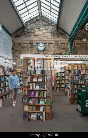 Barter Books Alnwick, Ansicht eines männlichen Kunden, der im berühmten Barter Books-Buchladen in Alnwick, Northumberland, England, UK, stöbern kann Stockfoto