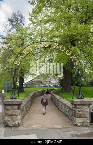 Frau besucht Buchhandlung, Rückansicht einer reifen Frau, die Barter Books besucht, einem beliebten Antiquariat in Alnwick, Northumberland, England, Großbritannien Stockfoto