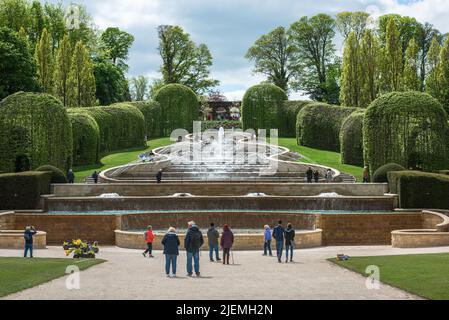 Alnwick Garden, Blick im späten Frühling auf den Grand Cascade Brunnen in Alnwick Garden, einer beliebten Attraktion in Alnwick, Northumberland Stockfoto