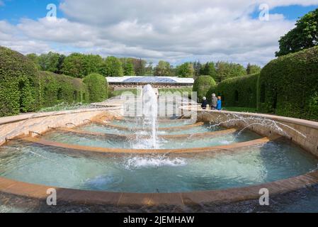 Alnwick Garden, Blick von der Spitze des Grand Cascade Brunnens auf das Pavilion Gebäude, Alnwick Garden, Northumberland, England, Großbritannien Stockfoto