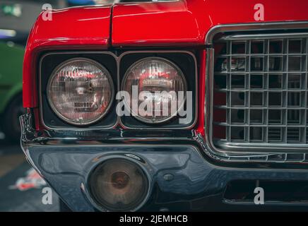 Scheinwerferlampe Oldtimer, Nahaufnahme eines runden Scheinwerfers Stockfoto