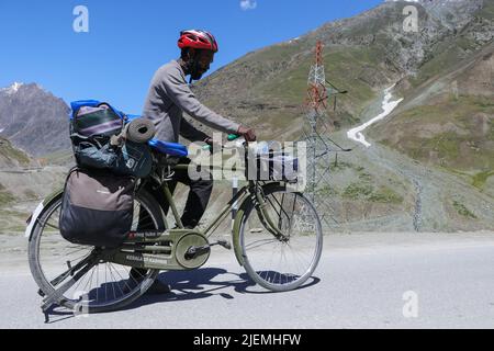 27. Juni 2022, Ladakh, Jammu und Kashmir, Indien: Ein Reisender fährt am Zojila Pass, 108 Kilometer östlich von Srinagar in Zojila, Indien, entlang des Highways. Zojila einer der gefährlichen Bergpässe in der Kaschmir-Region, die die einzige Straßenverbindung zwischen Kaschmir und Ladakh, die strategische Bedeutung hat, wie Zojila Pass liegt in einer Höhe von 11.578 Fuß auf dem Srinagar-Kargil-Leh National Highway und bleibt während der Winter wegen schwerer geschlossen Schneefall und in diesem Jahr ist der Pass am 19. März geöffnet, nachdem er für 73 Tage geschlossen bleibt. (Bild: © Adil Abbas/ZUMA P Stockfoto