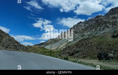 27. Juni 2022, Ladakh, Jammu und Kaschmir, Indien: Ein indisches gepanzertes Fahrzeug steht am Zojila Pass, 108 Kilometer östlich von Srinagar in Zojila, Indien, an der Autobahn. Zojila einer der gefährlichen Bergpässe in der Kaschmir-Region, die die einzige Straßenverbindung zwischen Kaschmir und Ladakh, die strategische Bedeutung hat, wie Zojila Pass liegt in einer Höhe von 11.578 Fuß auf dem Srinagar-Kargil-Leh National Highway und bleibt während der Winter wegen schwerer geschlossen Schneefall und in diesem Jahr ist der Pass am 19. März geöffnet, nachdem er für 73 Tage geschlossen bleibt. (Bild: © Adil Abbas Stockfoto