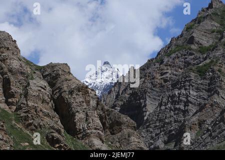 27. Juni 2022, Ladakh, Jammu und Kaschmir, Indien: Ein Gebirge auf der Autobahn am Zojila Pass, 108 Kilometer östlich von Srinagar in Zojila, Indien. Zojila einer der gefährlichen Bergpässe in der Kaschmir-Region, die die einzige Straßenverbindung zwischen Kaschmir und Ladakh, die strategische Bedeutung hat, wie Zojila Pass liegt in einer Höhe von 11.578 Fuß auf dem Srinagar-Kargil-Leh National Highway und bleibt während der Winter wegen schwerer geschlossen Schneefall und in diesem Jahr ist der Pass am 19. März geöffnet, nachdem er für 73 Tage geschlossen bleibt. (Bild: © Adil Abbas/ZUMA Press Wire) Stockfoto