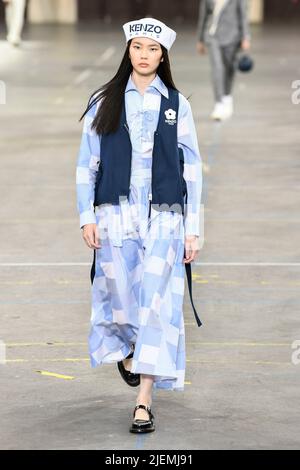 Paris, Frankreich. 26.. Juni 2022. KENZO SS23 Runway während der Paris Fashion Week Menswear am 2022. Juni - Paris, Frankreich. 26/06/2022 Credit: dpa/Alamy Live News Stockfoto