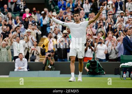 London, Großbritannien, 27.. Juni 2022: Carlos Alcaraz aus Spanien feiert während der Wimbledon Tennis Championships 2022 im All England Lawn Tennis and Croquet Club in London. Kredit: Frank Molter/Alamy Live Nachrichten Stockfoto