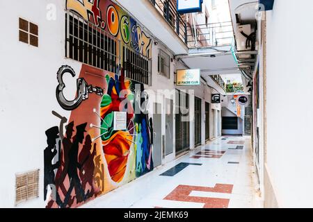 Der Pasaje Begoña de Torremolinos ist ein Symbol der LGBT-Rechte in Spanien. Francos Diktatur konnte die Freiheit, die es im internationalen Raum gibt, nicht zulassen Stockfoto