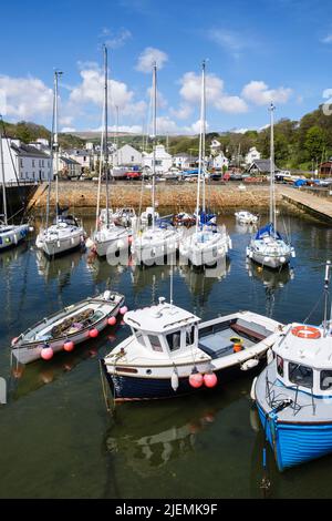 Kleine Boote, die im Hafen im alten Laxey, Isle of man, Britische Inseln, festgemacht sind Stockfoto