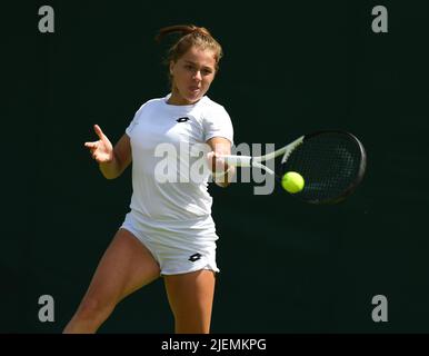 London, Gbr. 27.. Juni 2022. London Wimbledon Championships Day 1 27/06/2022 der nächste IGA Swiatek ?? Die polnische Qualifikationsspielerin Maja Chwalinska feiert, als sie das erste Spiel in der Runde gewinnt, Quelle: Roger Parker/Alamy Live News Stockfoto