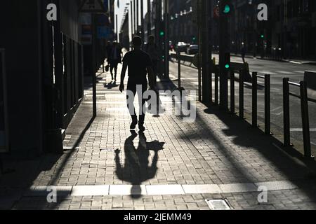 Abbildung zeigt die Rue de la Loi - Wetstraat, in Brüssel, Montag, 27. Juni 2022. Die Rue de la Loi - Wetstraat (holländisch), was soviel wie „Law Street“ bedeutet, ist eine große Straße, die durch das Zentrum und den Osten von Brüssel, Belgien, führt, und die wegen der Anwesenheit mehrerer bemerkenswerter belgischer und EU-Regierungsgebäude berühmt ist. BELGA FOTO ERIC LALMAND Stockfoto