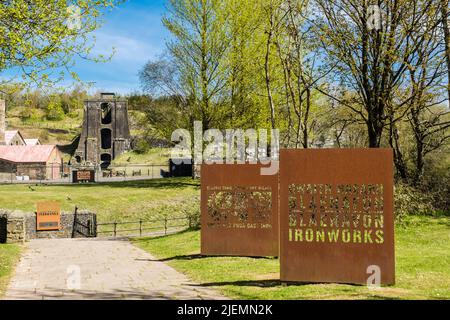 Metallschilder vor dem Blaenavon-Eisenwerk-Museum. Blaenavon, Torfaen, Gwent, Südwales, Großbritannien, Großbritannien Stockfoto