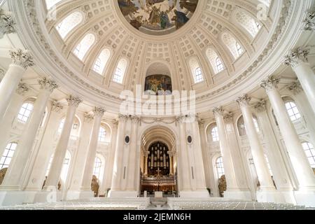 Innenraum mit Kuppel und Orgel im Dom St. Blasius in St. Blasien, Schwarzwald, Baden-Württemberg, Deutschland | St. Blasius's Cathedral interior, Dome Stockfoto