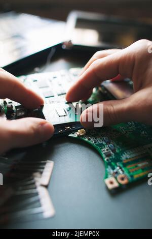 Installation des Prozessors im CPU-Sockel Stockfoto