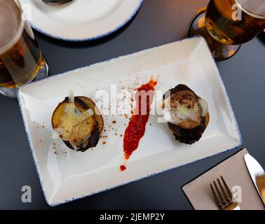 Spanischer Timbale aus Morcilla mit karamellisierten Birnen und Käse Stockfoto