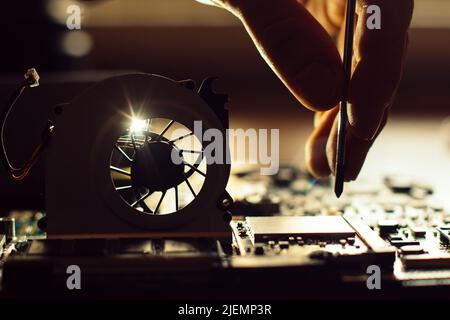 Techniker repariert einen defekten Computer Stockfoto