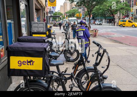 Ein dunkler Getir-Laden im East Village in New York am Samstag, June18 2022. Getir wurde 2015 in der Türkei gegründet und expandierte ursprünglich nach Europa. (© Richard B. Levine) Stockfoto