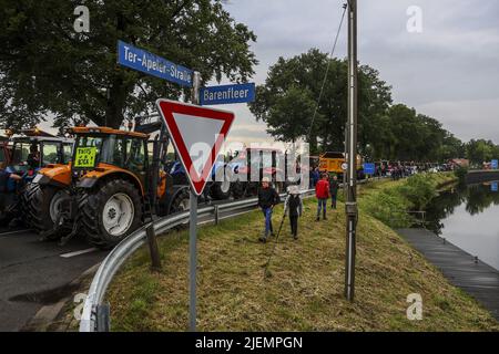 2022-06-27 20:00:45 ZWARTEMEER - Eine Gruppe von Landwirten blockiert einen Grenzübergang nach Deutschland am A37. Mit der Schließung wollen die Landwirte auf Unterschiede in der Stickstoffpolitik zwischen den Niederlanden und Deutschland hinweisen, wo die Regeln flexibler sind. ANP VINCENT JANNINK niederlande Out - belgien Out Stockfoto