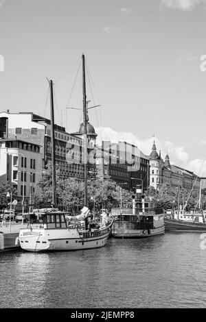 Helsinki, Finnland - 26. Juli 2017: Waterfront mit alten Booten am Kai in Helsinki. Schwarzweiß-Fotografie Stockfoto