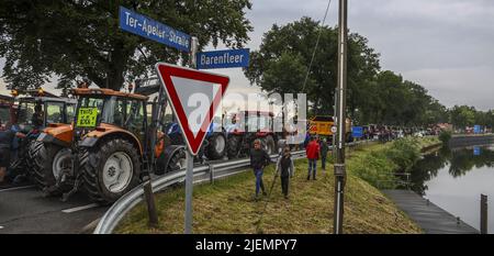 2022-06-27 20:00:45 ZWARTEMEER - Eine Gruppe von Landwirten blockiert einen Grenzübergang nach Deutschland am A37. Mit der Schließung wollen die Landwirte auf Unterschiede in der Stickstoffpolitik zwischen den Niederlanden und Deutschland hinweisen, wo die Regeln flexibler sind. ANP VINCENT JANNINK niederlande Out - belgien Out Stockfoto