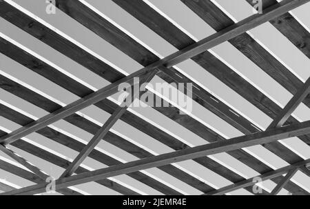 Stahlrahmen mit Holzbrettern, Dachkonstruktion ist im Bau, schwarz-weiß Foto Stockfoto