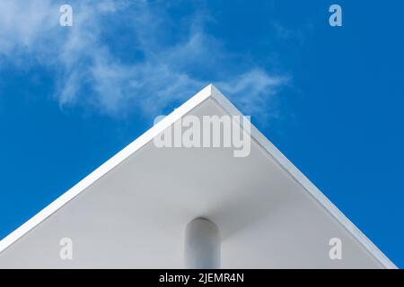 Abstrakter Architekturhintergrund mit weißer Betonecke und Säule unter blauem Himmel Stockfoto