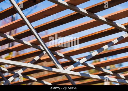 Stahlrahmen mit Holzbrettern, Dachkonstruktion ist im Bau Stockfoto