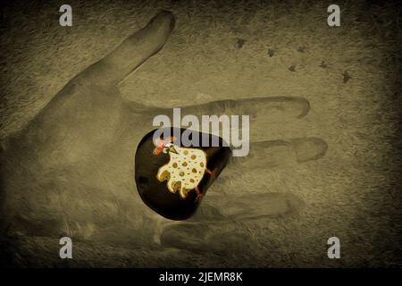 ZEITGENÖSSISCHE KUNST: Vogel in der Hand.... (Pebble Art von Ruth Nagele) Stockfoto