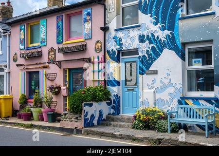 Bunte Wandgemälde auf Häuser in der Hauptstraße von Borth, Ceredigion, Wales Stockfoto