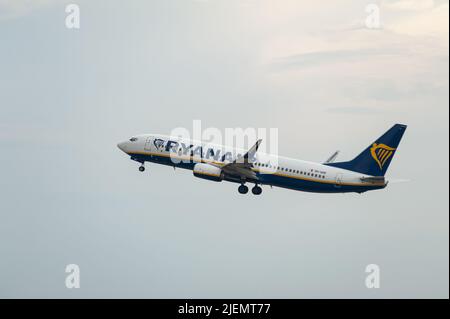 25.06.2022, Berlin, Deutschland, Europa - Malta Air - Ryanair der Passagierjet Boeing 737-800 im Lackier der irischen Ryanair hebt vom Flughafen BER ab. Stockfoto