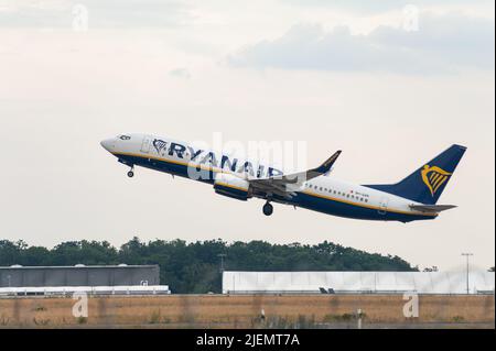 25.06.2022, Berlin, Deutschland, Europa - Malta Air - Ryanair der Passagierjet Boeing 737-800 im Lackier der irischen Ryanair hebt vom Flughafen BER ab. Stockfoto