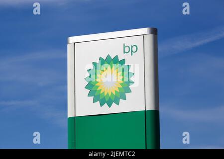 Macon, Frankreich - 15. März 2020: BP heißt auch British Petroleum und ist eines der sechs größten Öl- und Gasunternehmen der Welt Stockfoto