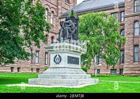 Statue von Queen Victoria und Ontario Parliament Building. Die Provinz Ontario, die 1870 von Mario Raggi gegründet wurde, erwarb das Denkmal im Jahr 1902. Stockfoto