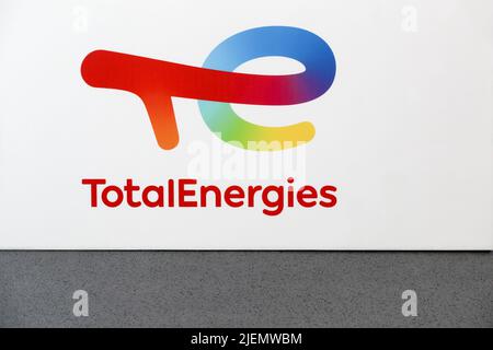 Aarhus, Dänemark - 8. Oktober 2021: TotalEnergies Logo an einer Wand. TotalEnergies ist ein weltweit tätiges französisches Energieproduktions- und -Versorgungsunternehmen Stockfoto