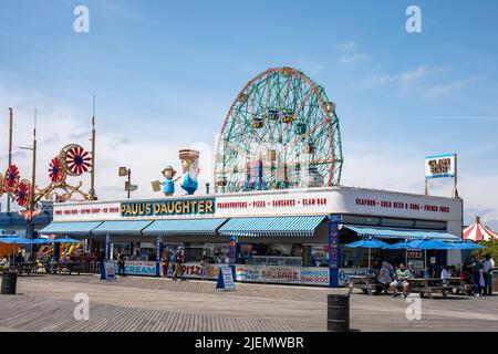 Pauls Tochter-Fast-Food-Restaurant im Vergnügungsviertel von Coney Island mit Wonder Wheel im Hintergrund in New York City, USA Stockfoto