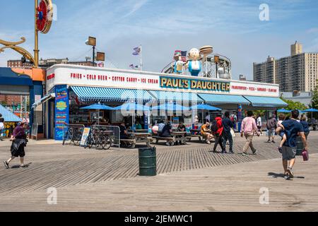 Pauls Tochter-Fast-Food-Restaurant am Riegelmann Boardwalk im Unterhaltungsviertel Coney Island im Stadtteil Brooklyn von New York City, USA Stockfoto