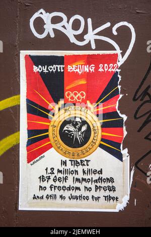 Zerrissenes Plakat, das zum Boykott der Olympischen Spiele 2022 in Peking im Greenwich Village in New York City, Vereinigte Staaten von Amerika aufruft Stockfoto