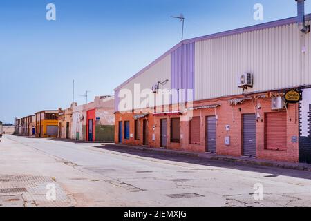 Industriegebiet neben der Grenze zu Beni Ensar. Die Lagerhäuser sind aufgrund der Schließung der Grenze aufgrund der COVID-Pandemie geschlossen. Melilla, Ciudad Autón Stockfoto