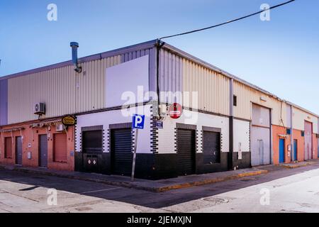 Industriegebiet neben der Grenze zu Beni Ensar. Die Lagerhäuser sind aufgrund der Schließung der Grenze aufgrund der COVID-Pandemie geschlossen. Melilla, Ciudad Autón Stockfoto