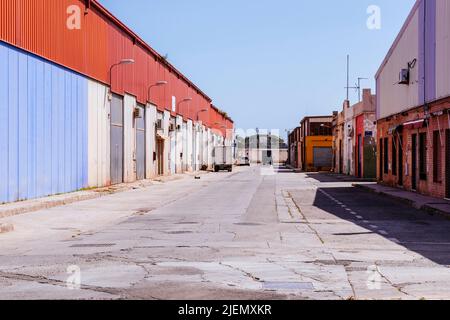 Industriegebiet neben der Grenze zu Beni Ensar. Die Lagerhäuser sind aufgrund der Schließung der Grenze aufgrund der COVID-Pandemie geschlossen. Melilla, Ciudad Autón Stockfoto