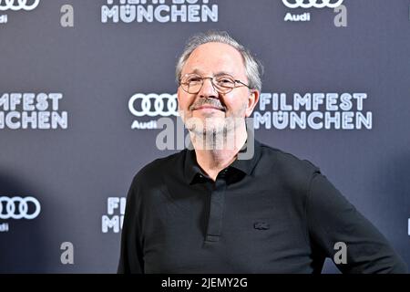 München, Deutschland. 27.. Juni 2022. Schauspieler Olli Dittrich bei der Fotozelle für den Film 'Strafe' anlässlich der Münchner Filmfestspiele in der Astor Filmlounge. Kredit: Lennart Preiss/dpa/Alamy Live Nachrichten Stockfoto