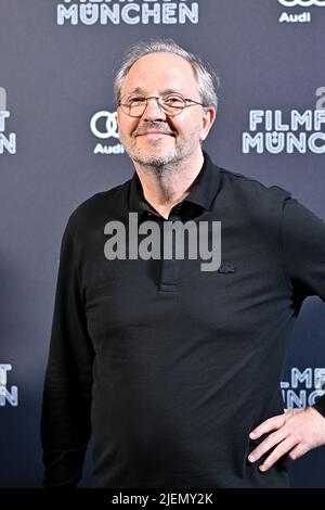 München, Deutschland. 27.. Juni 2022. Schauspieler Olli Dittrich bei der Fotozelle für den Film 'Strafe' anlässlich der Münchner Filmfestspiele in der Astor Filmlounge. Kredit: Lennart Preiss/dpa/Alamy Live Nachrichten Stockfoto