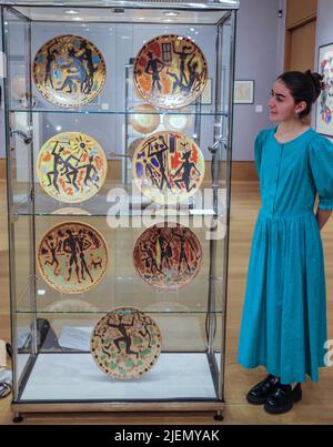 London UK 26 June 2022(Embargoed till 27 June 00,01am) Le Satiricon,set of 7 Terracota plates with colored engobe, Est € 25.000-35.000 Bonhams London Preview of Jean Cocteau et l'Atelier Madeline-Jolly une amitié sans faille findet am 29. September 2022 in Paris statt. Paul Quezada-Neiman/Alamy Live News Stockfoto