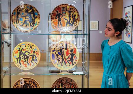 London UK 26 June 2022(Embargoed till 27 June 00,01am) Le Satiricon,set of 7 Terracota plates with colored engobe, Est € 25.000-35.000 Bonhams London Preview of Jean Cocteau et l'Atelier Madeline-Jolly une amitié sans faille findet am 29. September 2022 in Paris statt. Paul Quezada-Neiman/Alamy Live News Stockfoto